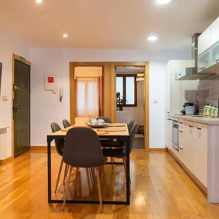 Junto Al Ayuntamiento - By Wehomes *