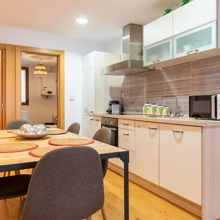 Junto Al Ayuntamiento - By Wehomes * سانتاندر